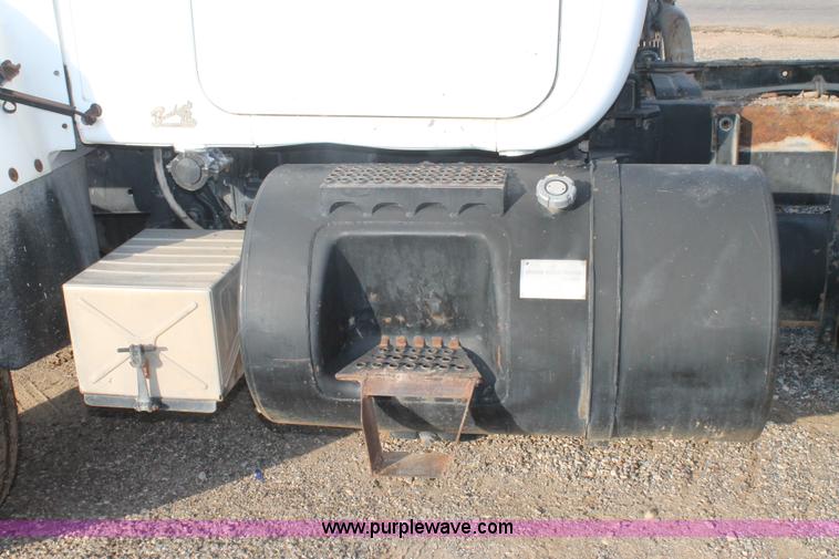 image for item H1702 1993 Mack RD688S semi truck