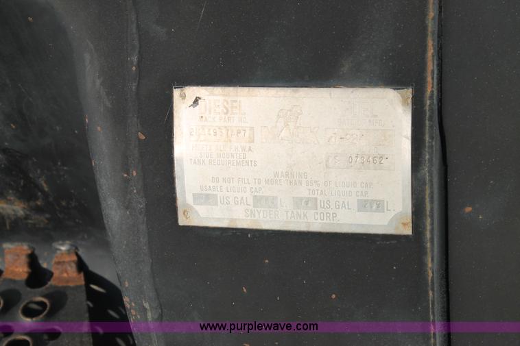 image for item H1702 1993 Mack RD688S semi truck