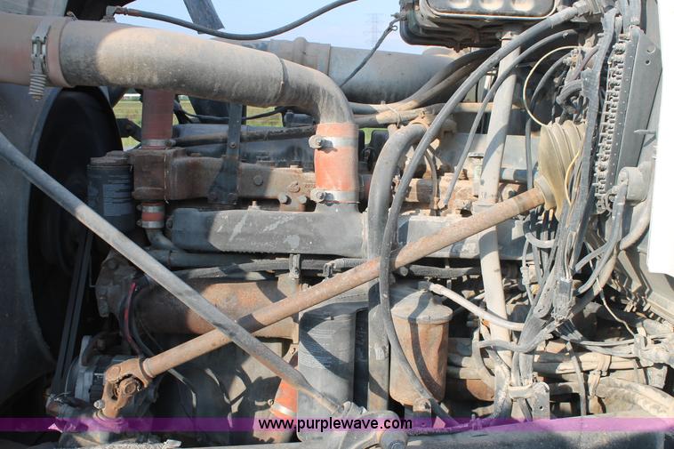 image for item H1702 1993 Mack RD688S semi truck