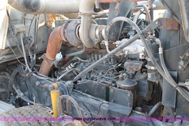 image for item H1702 1993 Mack RD688S semi truck