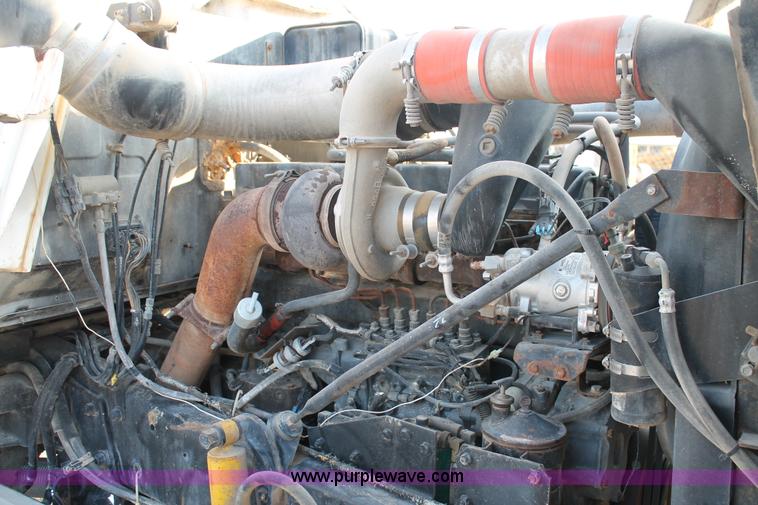 image for item H1702 1993 Mack RD688S semi truck