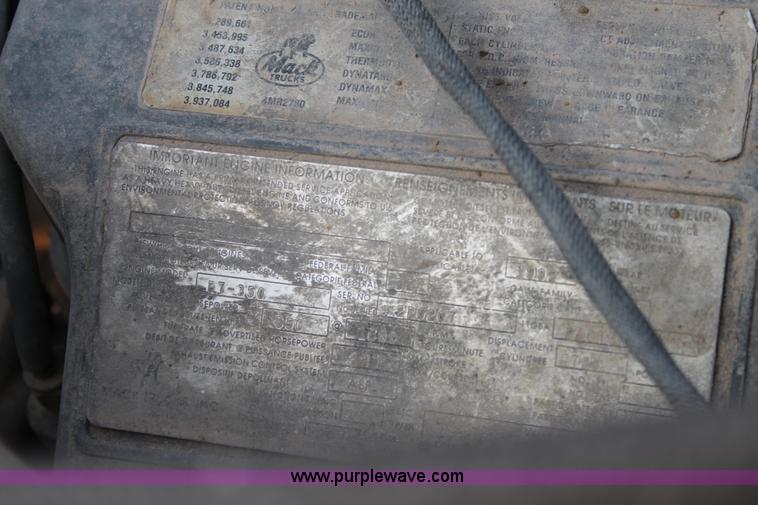 image for item H1702 1993 Mack RD688S semi truck