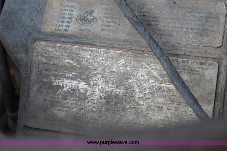 image for item H1702 1993 Mack RD688S semi truck