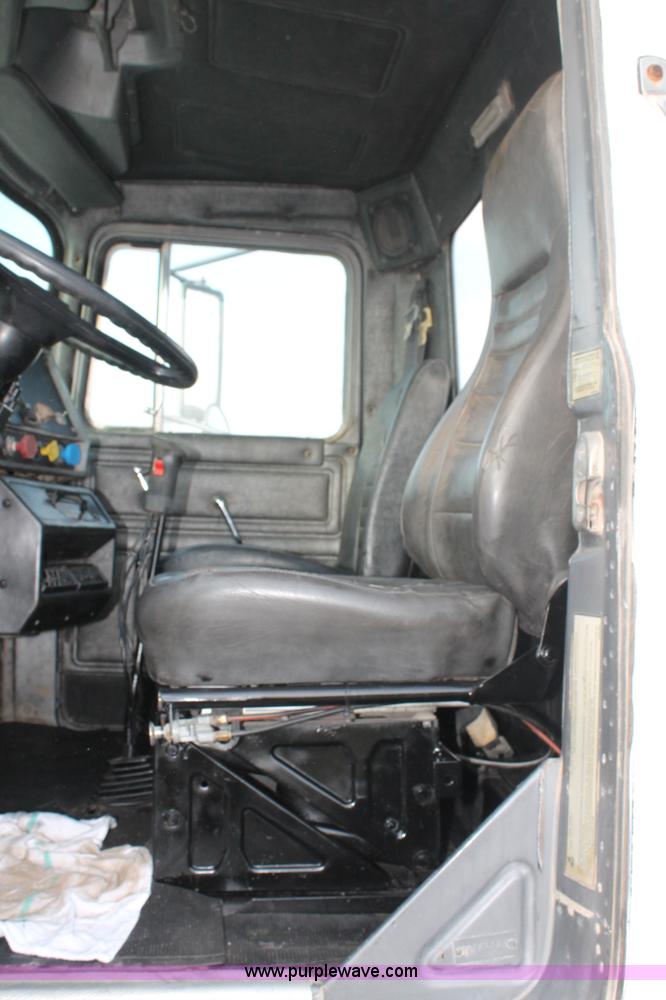 image for item H1702 1993 Mack RD688S semi truck