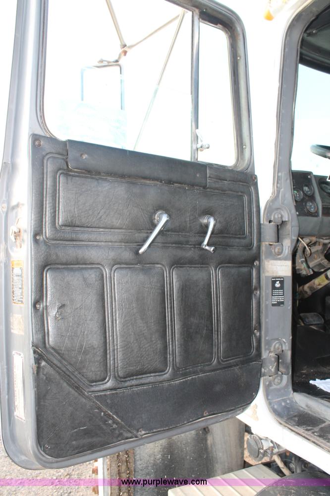 image for item H1702 1993 Mack RD688S semi truck