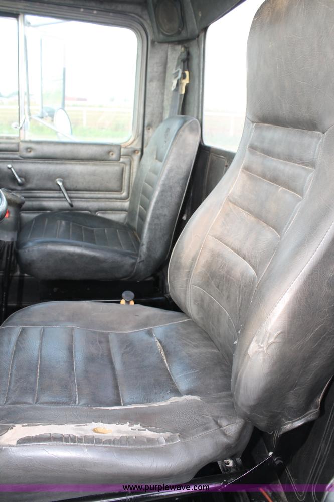 image for item H1702 1993 Mack RD688S semi truck