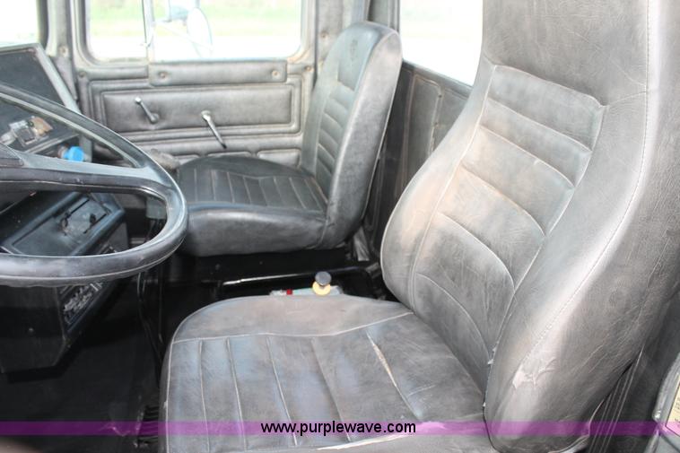 image for item H1702 1993 Mack RD688S semi truck