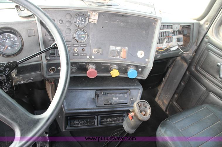 image for item H1702 1993 Mack RD688S semi truck