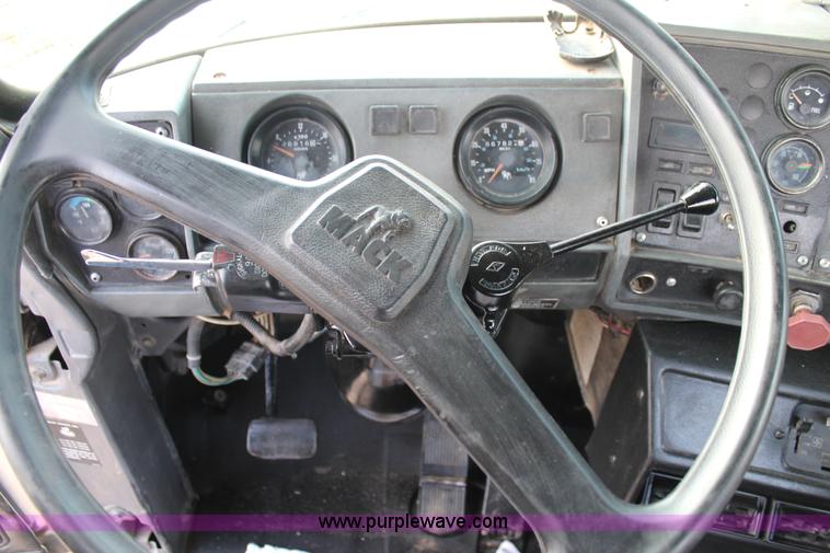 image for item H1702 1993 Mack RD688S semi truck