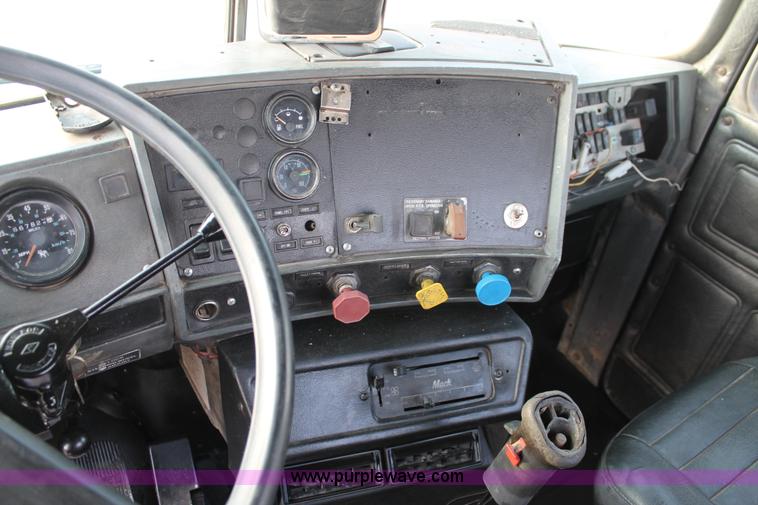 image for item H1702 1993 Mack RD688S semi truck