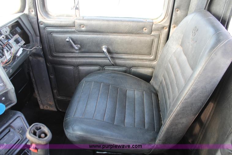 image for item H1702 1993 Mack RD688S semi truck