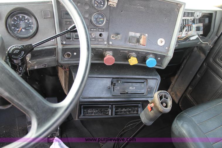 image for item H1702 1993 Mack RD688S semi truck