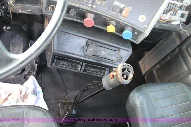 image for item H1702 1993 Mack RD688S semi truck