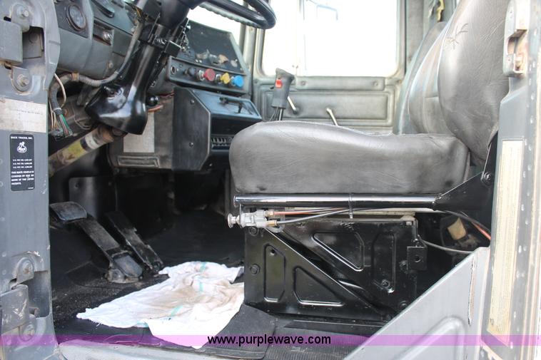 image for item H1702 1993 Mack RD688S semi truck