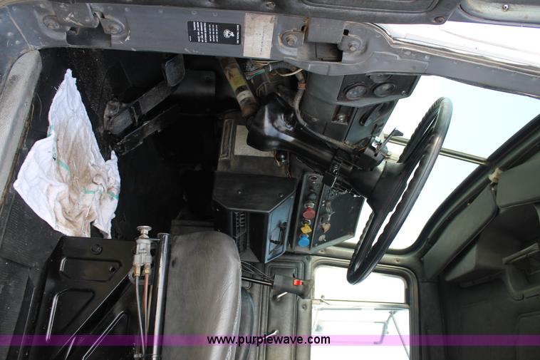 image for item H1702 1993 Mack RD688S semi truck