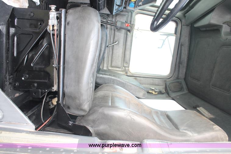 image for item H1702 1993 Mack RD688S semi truck