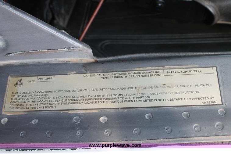 image for item H1702 1993 Mack RD688S semi truck