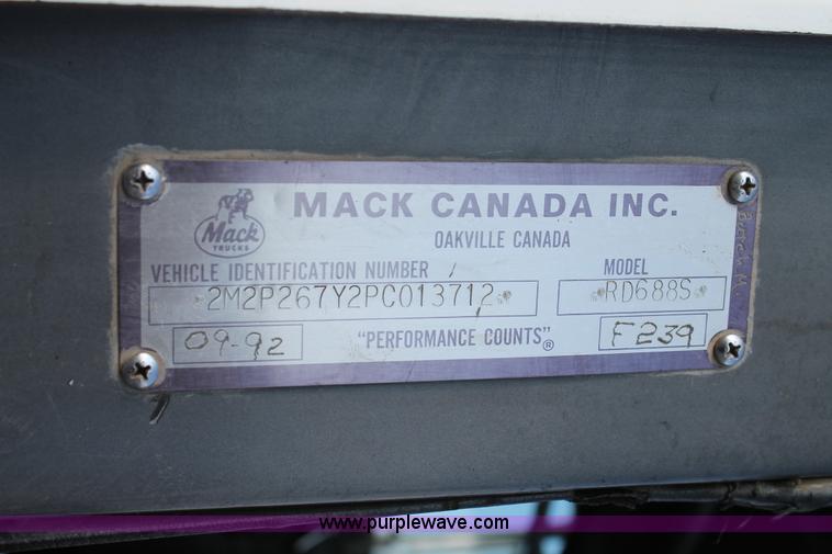 image for item H1702 1993 Mack RD688S semi truck