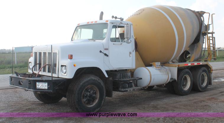 image for item H1708 1985 International F2574 mixer truck