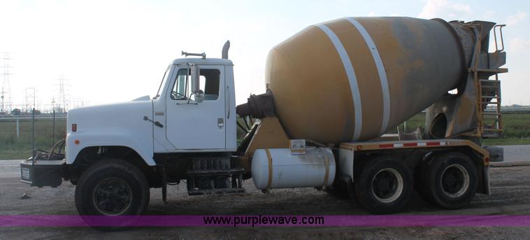 image for item H1708 1985 International F2574 mixer truck
