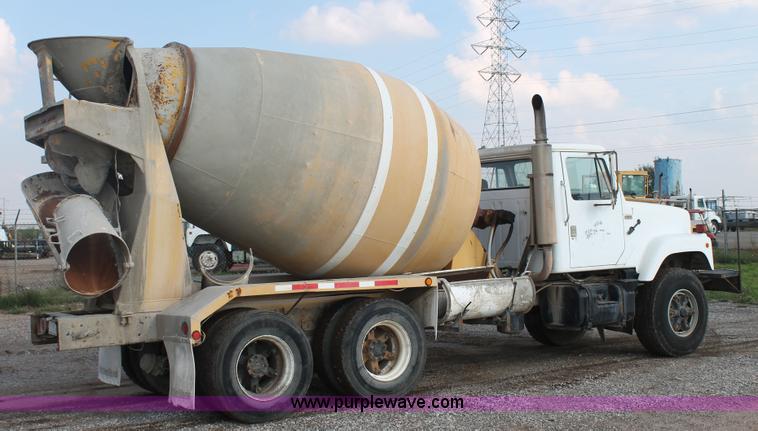 image for item H1708 1985 International F2574 mixer truck
