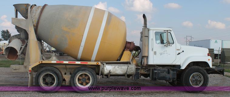 image for item H1708 1985 International F2574 mixer truck