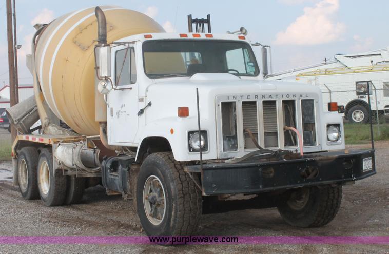 image for item H1708 1985 International F2574 mixer truck