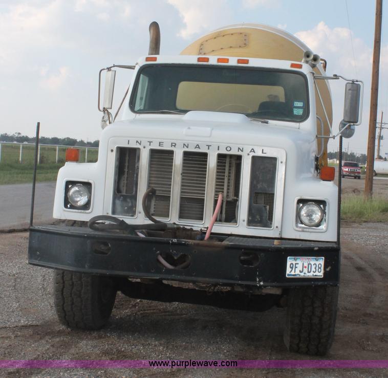 image for item H1708 1985 International F2574 mixer truck