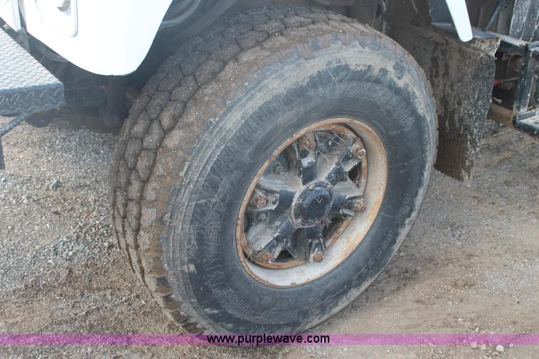 image for item H1708 1985 International F2574 mixer truck