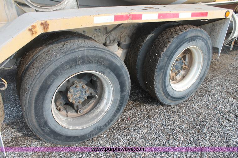 image for item H1708 1985 International F2574 mixer truck