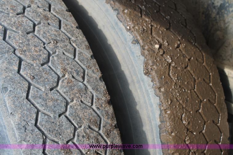 image for item H1708 1985 International F2574 mixer truck