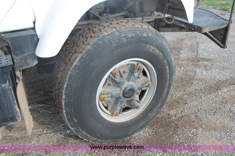 image for item H1708 1985 International F2574 mixer truck