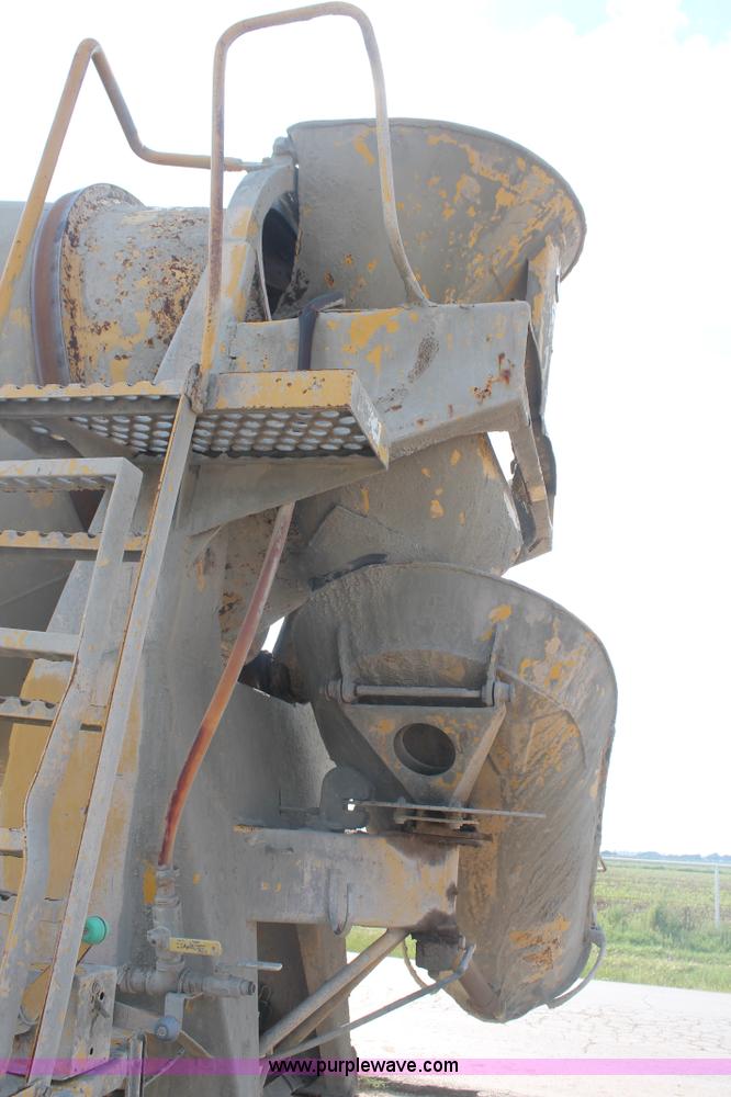 image for item H1708 1985 International F2574 mixer truck