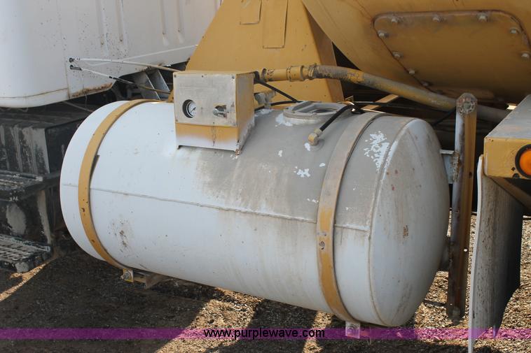 image for item H1708 1985 International F2574 mixer truck