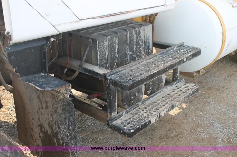 image for item H1708 1985 International F2574 mixer truck