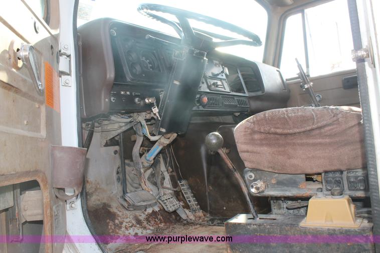 image for item H1708 1985 International F2574 mixer truck