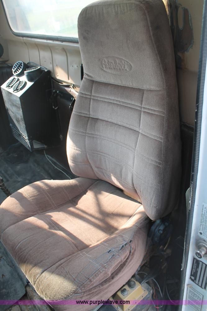 image for item H1708 1985 International F2574 mixer truck