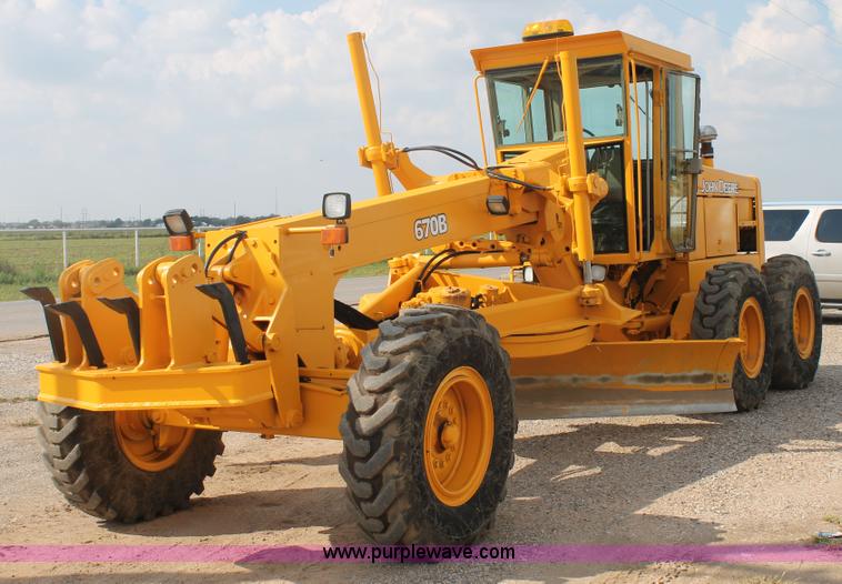 image for item H1714 1991 John Deere 670B articulated motor grader