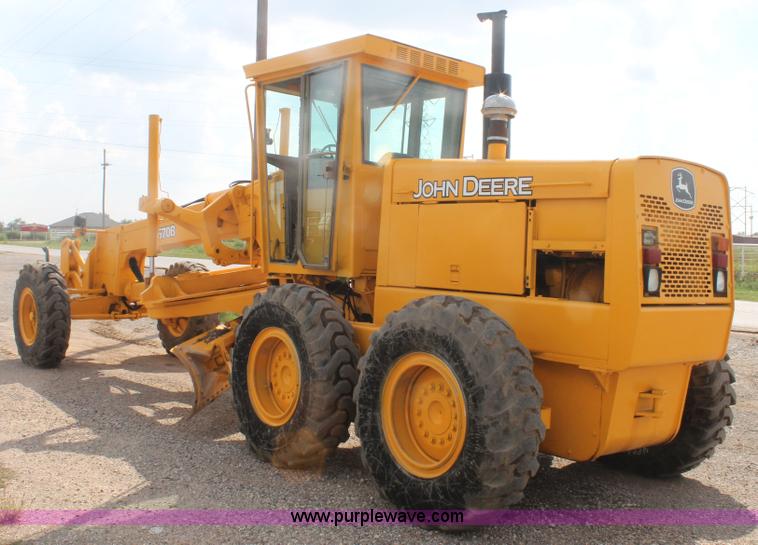 image for item H1714 1991 John Deere 670B articulated motor grader