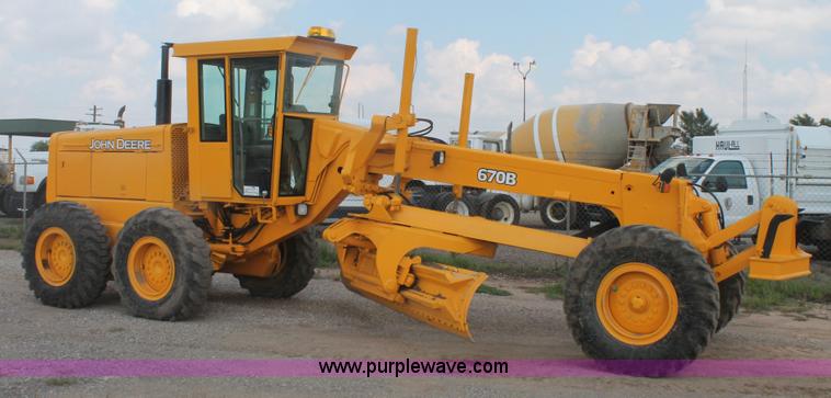 image for item H1714 1991 John Deere 670B articulated motor grader