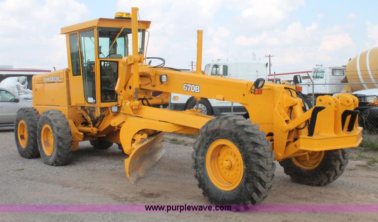 image for item H1714 1991 John Deere 670B articulated motor grader