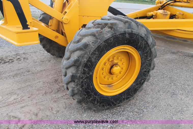 image for item H1714 1991 John Deere 670B articulated motor grader