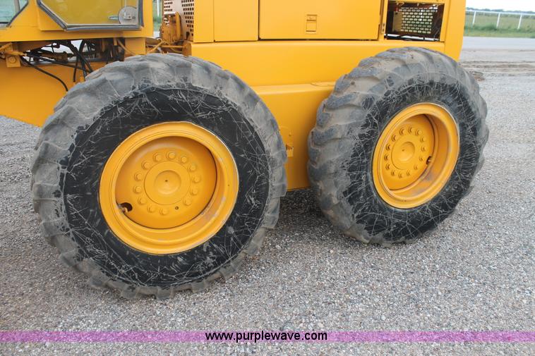 image for item H1714 1991 John Deere 670B articulated motor grader