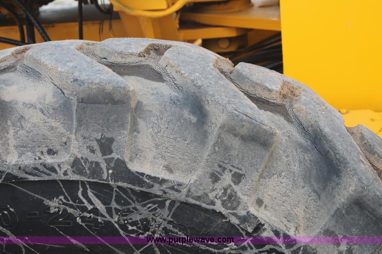 image for item H1714 1991 John Deere 670B articulated motor grader