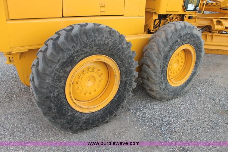 image for item H1714 1991 John Deere 670B articulated motor grader