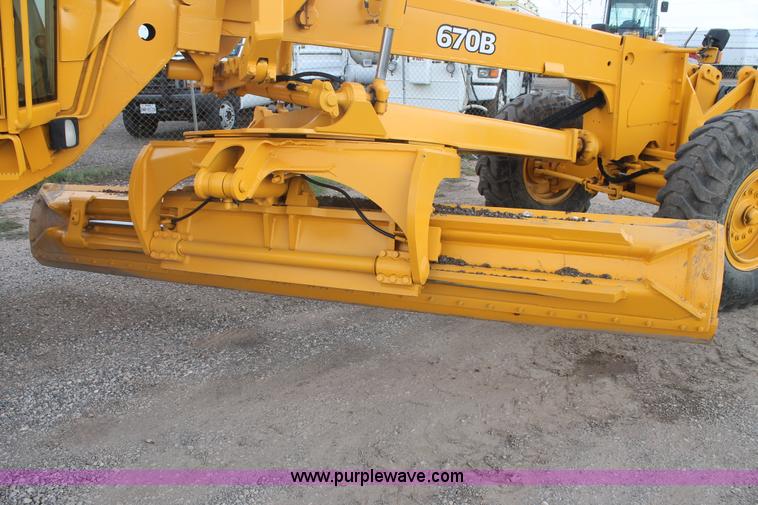 image for item H1714 1991 John Deere 670B articulated motor grader