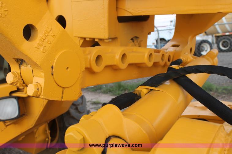 image for item H1714 1991 John Deere 670B articulated motor grader