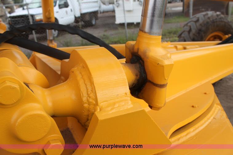 image for item H1714 1991 John Deere 670B articulated motor grader