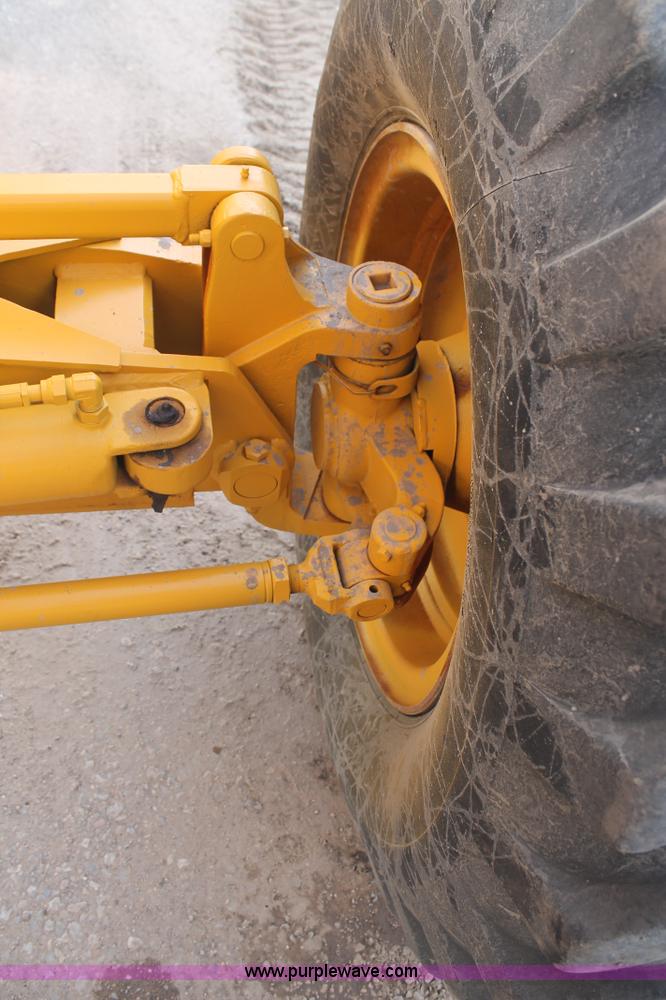 image for item H1714 1991 John Deere 670B articulated motor grader