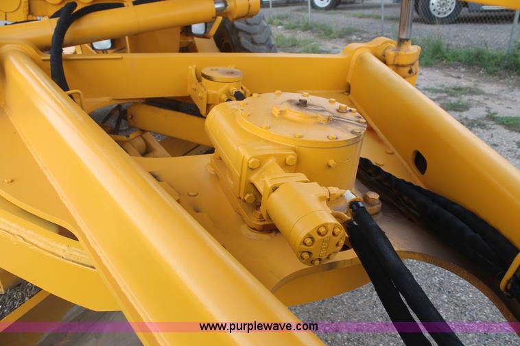 image for item H1714 1991 John Deere 670B articulated motor grader